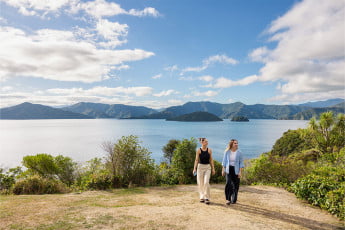 Blenheim two girls scalemaxwidthwzm0nv0